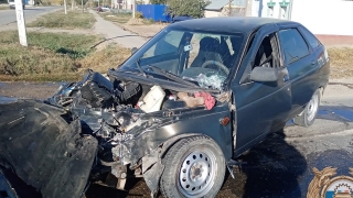 Водитель Land Cruiser оказался в больнице после встречи с "12-й"