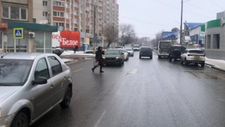 В Энгельсе маршрутка сбила женщину на "зебре"