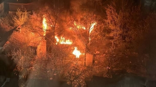 В центре Саратова полыхает заброшенный дом