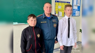 В Балакове школьники тушили камыш и не дали огню перейти на дома