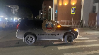 В центре Саратова внедорожник сбил на "зебре" девушку