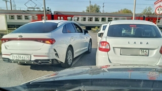 Автохам-"торопыга" из Пензы решил объехать пробку у переезда по встречке