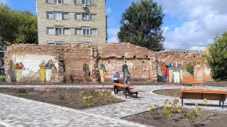 Глава района обещает жителям трехметровых героев "Ревизора"