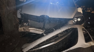 Водитель иномарки влетел в дерево и оказался в больнице