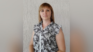 Директора саратовской школы и ее мужа уволили из-за жалоб на гнилые продукты