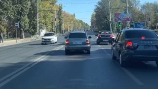 В "шашечки" и без номеров. Кортеж автохамов промчался под носом у экипажа ДПС