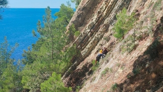 Саратовский турист застрял на скале под Геленджиком. Его вызволяли спасатели