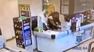 В Энгельсе продавец под камерами унесла из кассы магазина 17 тысяч рублей