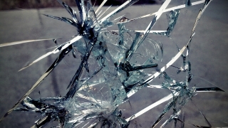 Саратовец устроил дебош в пекарне ТЦ и разбил витрину