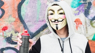 В Саратове уличенный в вандализме фанат избил пытавшуюся его задержать девушку