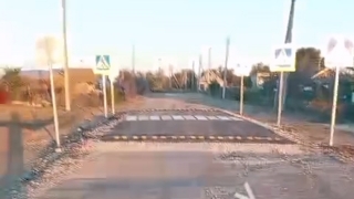 Жители саратовского села удивлены укладкой десяти метров асфальта возле детсада