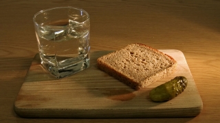 Принявший на грудь гость пошел пешком, а его машину угнали хлебосольные супруги