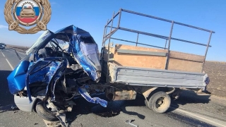 Возле Саратова в столкновении с большегрузом погиб водитель "Газели"