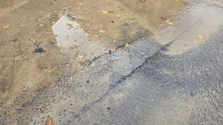 В центре Саратова несколько дней затапливает парковку