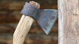 Недовольный саратовец угрожал соседу убийством из-за кладовки