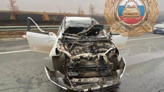 На саратовской трассе "Веста" столкнулась с большегрузом. Есть пострадавшие