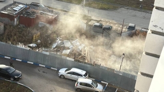 Жителей дома в Солнечном-2 уже неделю затапливает коммунальными водами