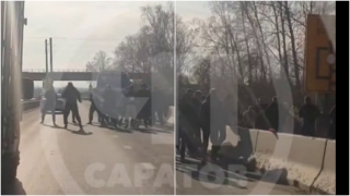 В Саратове футбольные фанаты устроили драку на трассе. Возбуждено дело