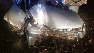 Ранним утром на саратовской трассе водитель "десятки" влетел в столб