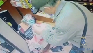 Саратовец вынес из алкомаркета терминал вместе с товаром