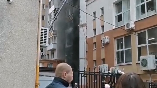 В центре Саратова на подземной парковке горит автомобиль