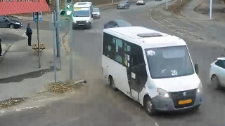 Остановка на Прудной. Читатели требуют наказать водителей маршруток