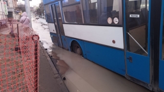 Проклятое место. В Саратове в коммунальную яму попал очередной автобус