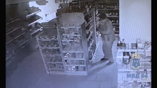 Саратовец выкрал шесть бутылок виски из магазина и выпил их