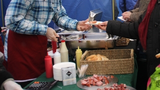 На Театральной площади саратовцы смогут купить колбасу и живую рыбу