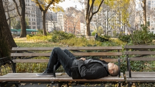 В Энгельсе мужчина обокрал уснувшего на улице пьяного парня