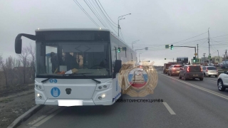 Утром в Саратове пешеход попал под автобус