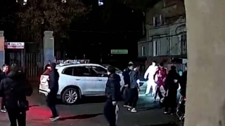 В центре Саратова дорога у алкомаркета стала местом массовых драк подростков