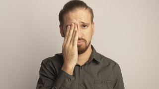 В саратовском ТЦ мужчина сделал замечание дебоширу и был избит