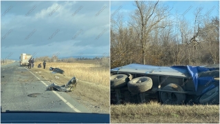 На саратовской трассе столкнулись "Гранта" и фура. Один человек в больнице