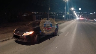 Вечером в Саратове женщина попала под колеса "Рено"