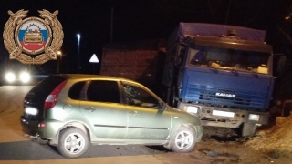 Водитель "Калины" въехал в зерновоз и попал в больницу