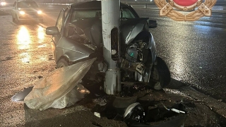 В Саратове молодой лихач на "Приоре" и его спутница разбились о столб