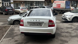 Очевидцы: студенты СГЮА паркуются на тротуаре и хамят прохожим