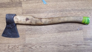 Пьяный саратовец пытался разрешить спор с помощью топорища и мотыги