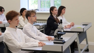 Названы количество медалистов и любимые предметы выпускников саратовских школ