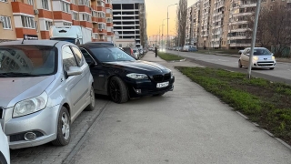 Автохам на черном "бумере" оштрафован за парковку на тротуаре и отсутствие страховки