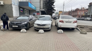 В Саратове Госавтоинспекция наказала за парковку на тротуаре очередных автохамов