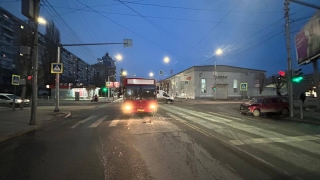 На Новоузенской в аварии с автобусом пострадал водитель "четверки"