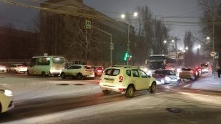 Небольшой снегопад вверг дороги Саратова в 9-балльные пробки