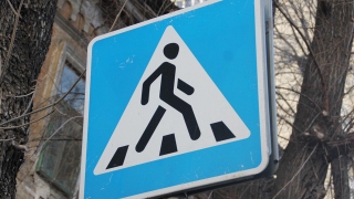 В центре Саратова водитель иномарки едва не сбил женщину с ребенком на "зебре"