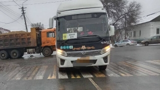В Балашове столкнулись грузовик и автобус. Есть пострадавшие