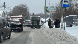 Снегопад в Саратове. Город снова сковали пробки, перестали работать трамваи