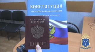 В Саратове пенсионерке из соседнего государства вручили российский паспорт