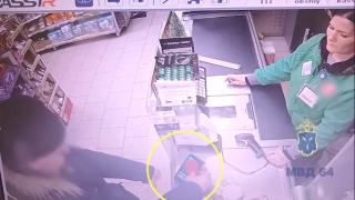 Саратовец погулял на Новый год с чужой картой и попал под статью