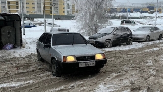 На заснеженной саратовской улице "дрифтер" устроил лихой заезд под лезгинку